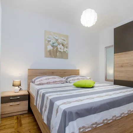 Apartment Apartmani Vesna Grebastica By Interhome Гребастика